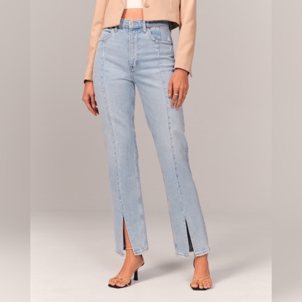 NWOT Abercrombie & Fitch Ultra High Rise 90s Straight Jean Size US 32
